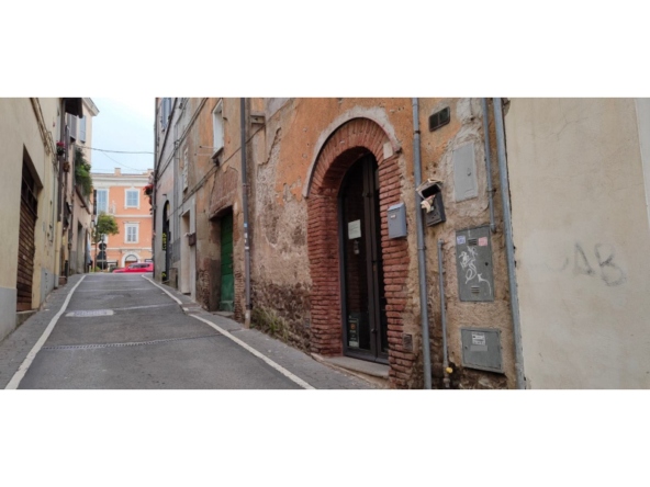 Tipologia Immobile: negozio Provincia: roma Comune: genzano di roma Località:  Indirizzo: Via Ercole Imbastari