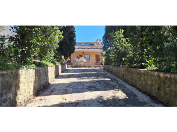 Tipologia Immobile: villa / indipendente / semi indipendente Provincia: roma Comune: nemi Località:  Indirizzo: Via Diana