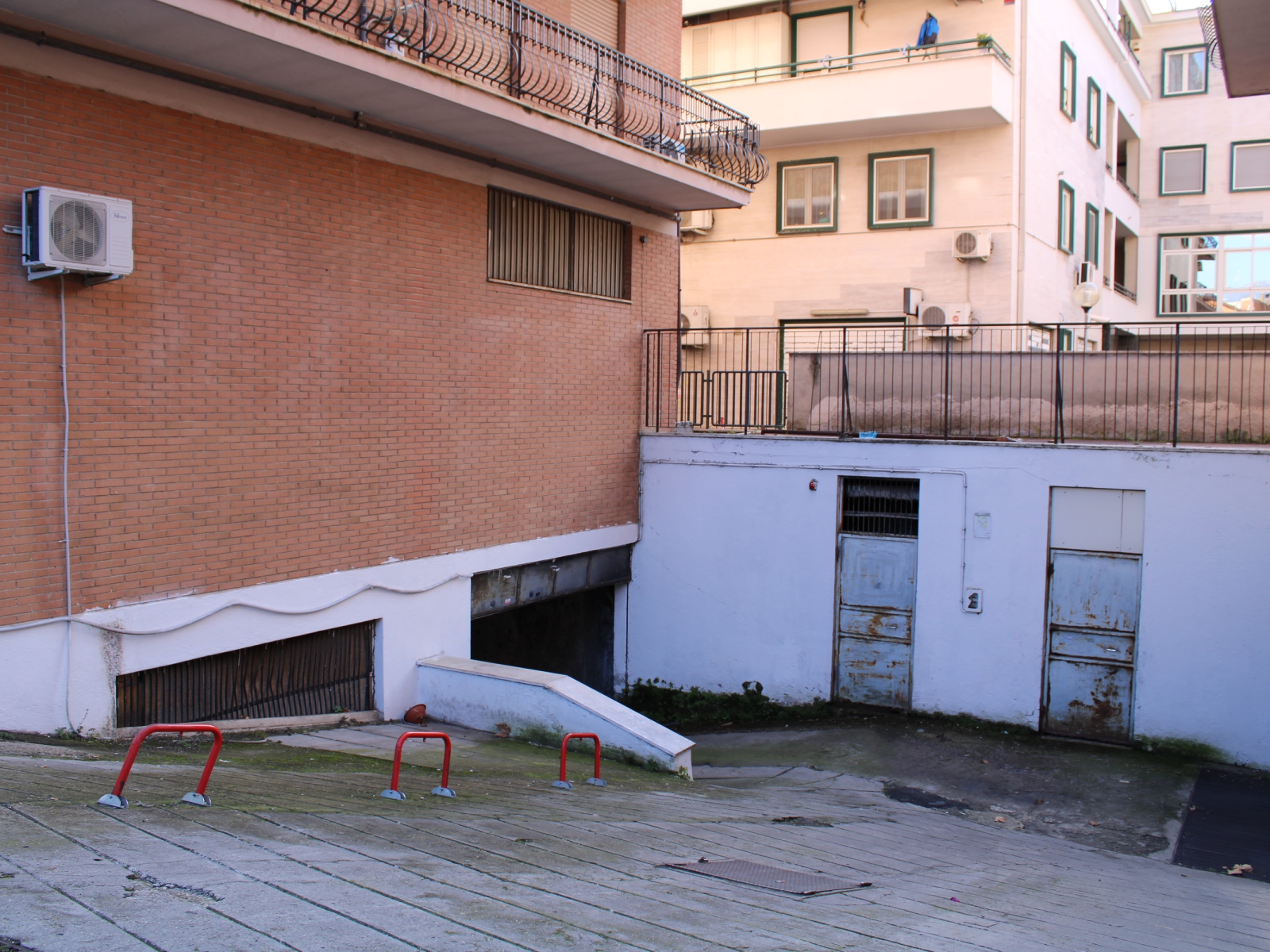 Tipologia Immobile: garage / autorimessa Provincia: roma Comune: guidonia montecelio Località: guidonia Indirizzo: Via Antonio Locatelli