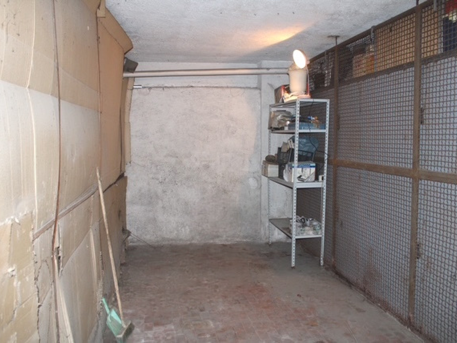 Tipologia Immobile: garage / autorimessa Provincia: roma Comune: guidonia montecelio Località: guidonia Indirizzo: Via Antonio Locatelli