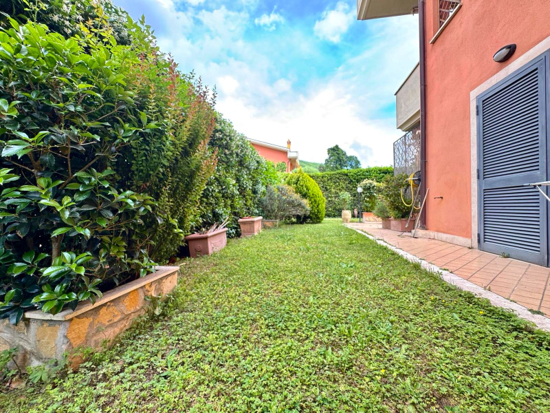Tipologia Immobile: appartamento Provincia: roma Comune: rocca di papa Località:  Indirizzo: Via delle Querce